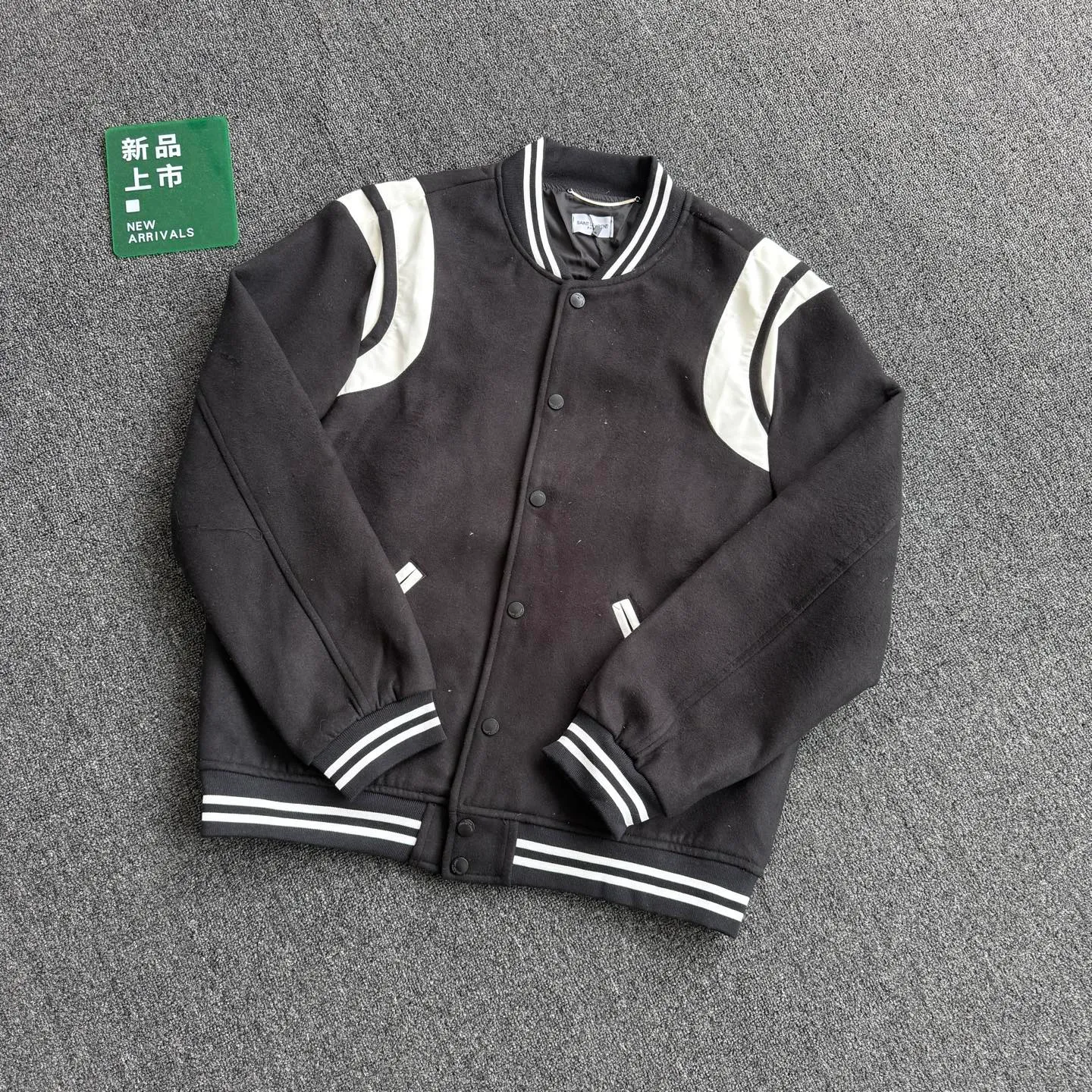 p260💰Model G64 Yves Saint Laurent 𝐒𝐚𝐢𝐧𝐭 𝐋𝐚𝐮𝐫𝐞𝐧𝐭 𝐏𝐚𝐫𝐢𝐬 SLP classic mixed wool woolen leather stitching jacket baseball jacket customized original accessories Wang Zha SLP✨ This classic jacket needs no introduction. Almost everyone at home and abroad owns one. The upper body is high-end and has a full street feel. The original camera is so sexy. Look at the details of the pictures. It’s so talented!  Color: black beige